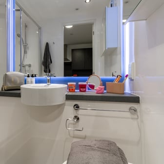 Skyline En Suite - Image 8